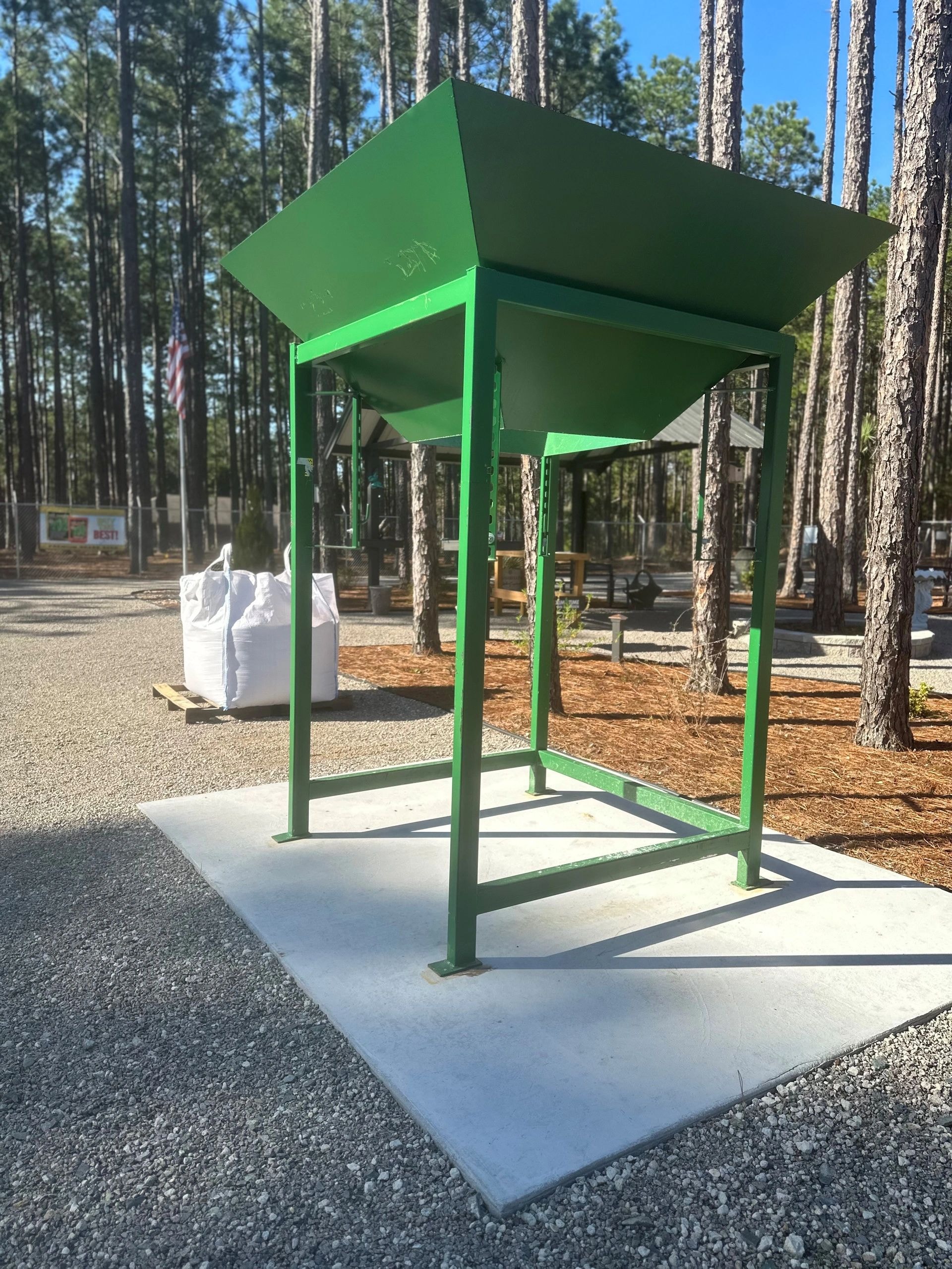 Hopper used to fill super sacks with bulk material